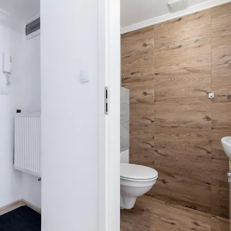 Spacious, 2 Bedrooms Cracow Centre By Renters Краков