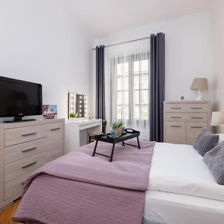 Spacious, 2 Bedrooms Cracow Centre By Renters