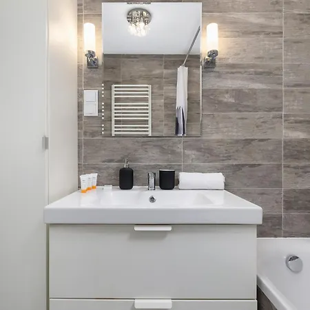 Spacious, 2 Bedrooms Cracow Centre By Renters