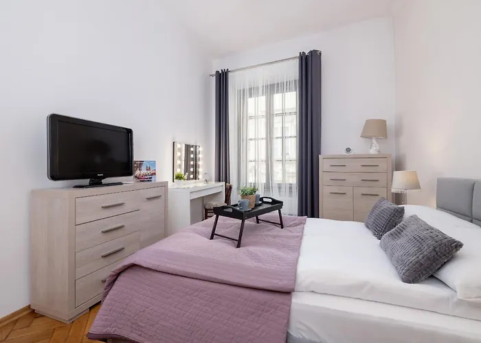 Spacious, 2 Bedrooms Cracow Centre By Renters