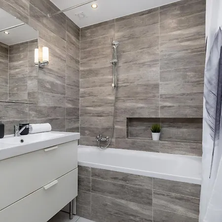 Spacious, 2 Bedrooms Cracow Centre By Renters アパート